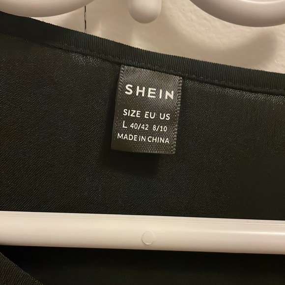 Black flowing blouse with flaired cuffs - Picture 4 of 4